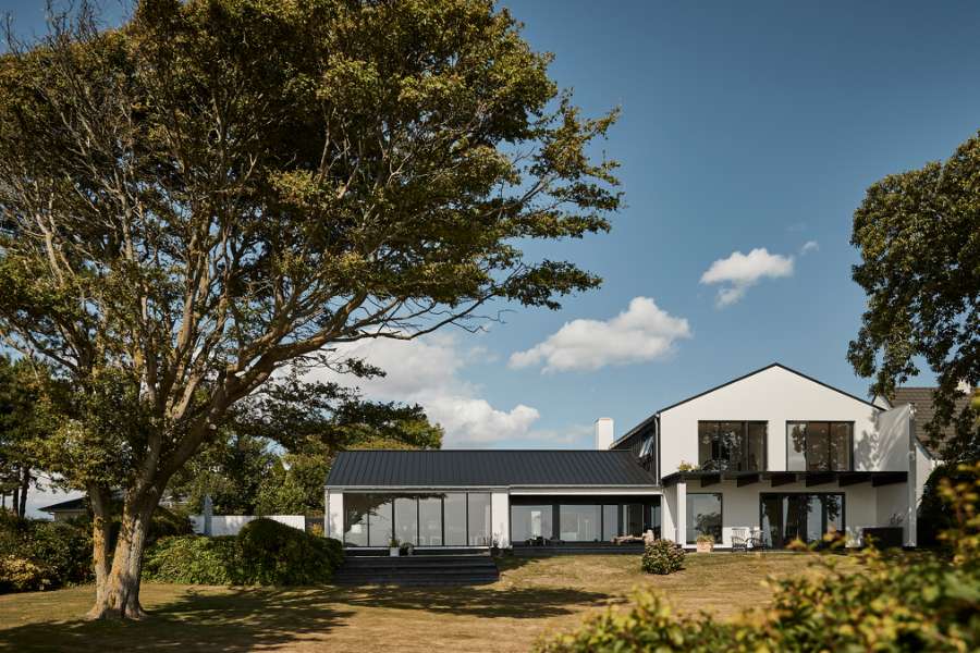 A very fine roof and façade solution on Funen, Strandvej 54B, Ballen, 5762 Vester Skerninge